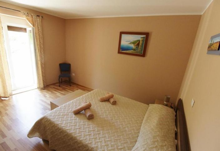 Image No.17-8 Bed Property for sale