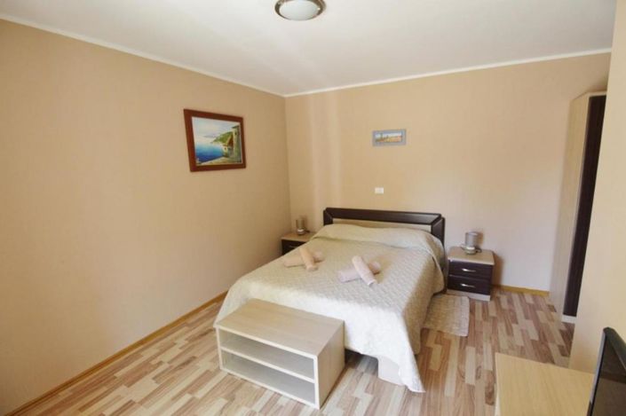 Image No.19-8 Bed Property for sale