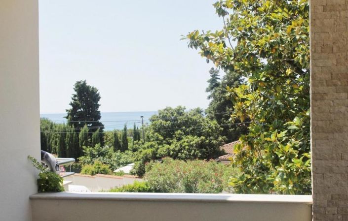 Image No.3-8 Bed Property for sale