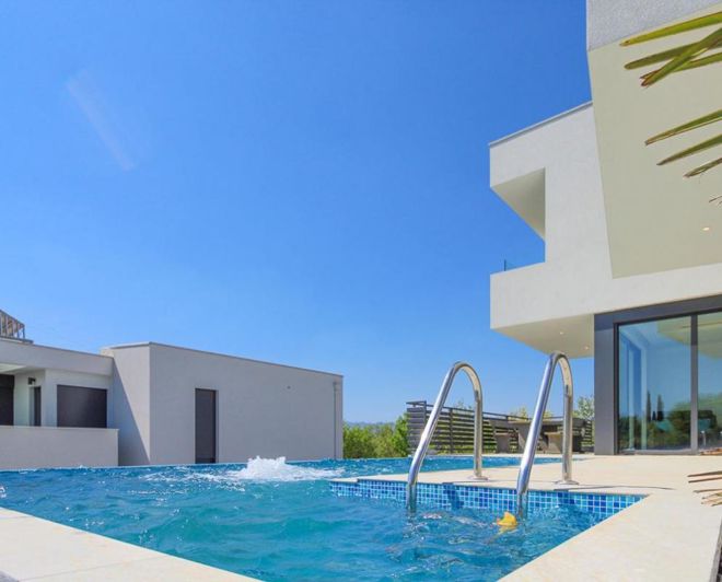 Image No.5-5 Bed Property for sale