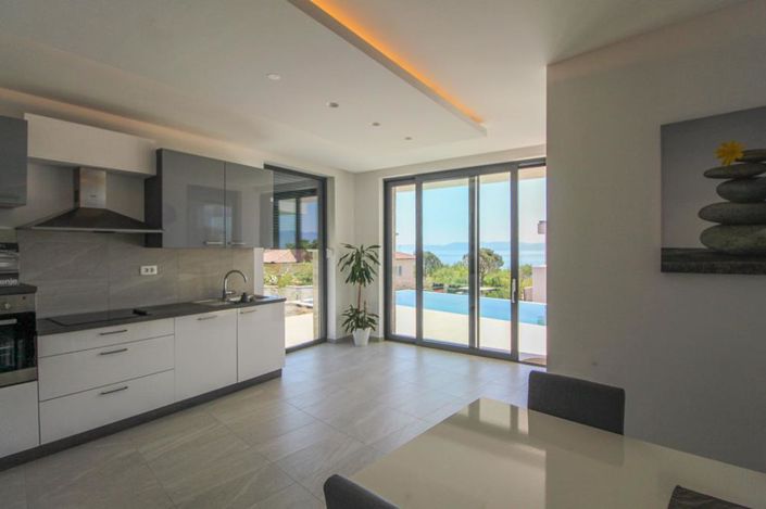 Image No.9-5 Bed Property for sale
