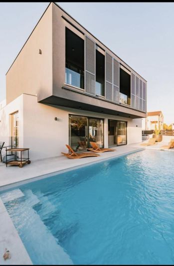 Image No.2-4 Bed Property for sale