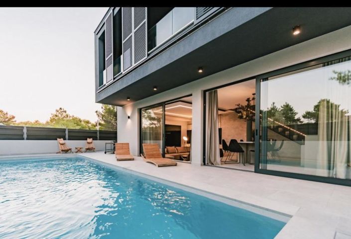 Image No.4-4 Bed Property for sale