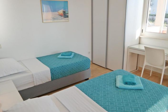 Image No.7-8 Bed Property for sale