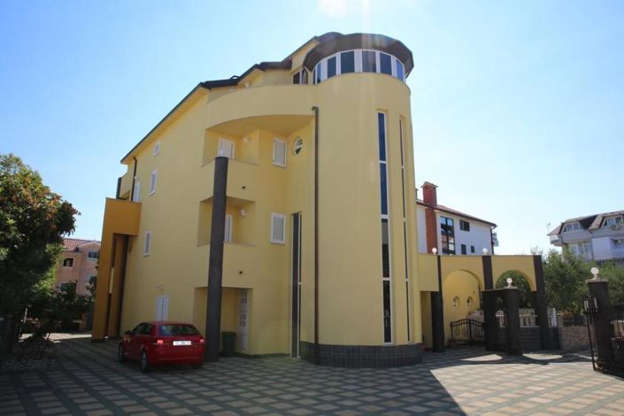 Image No.2-9 Bed Property for sale