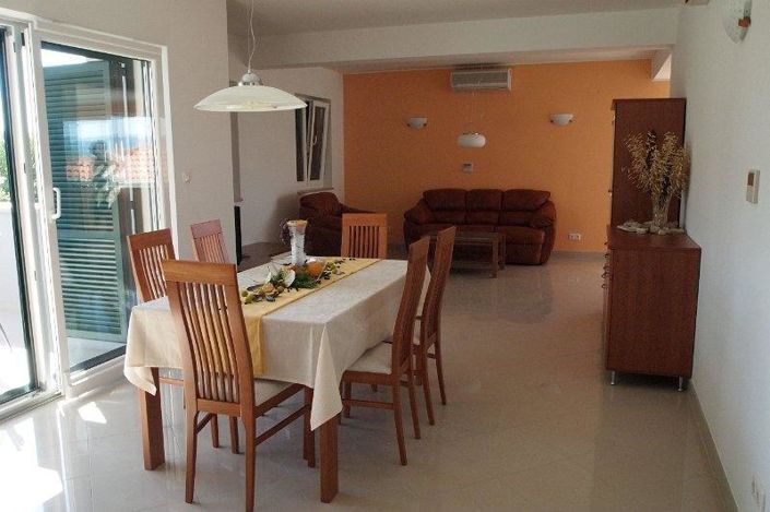 Image No.14-8 Bed Property for sale