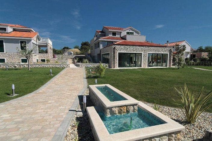 Image No.2-8 Bed Property for sale