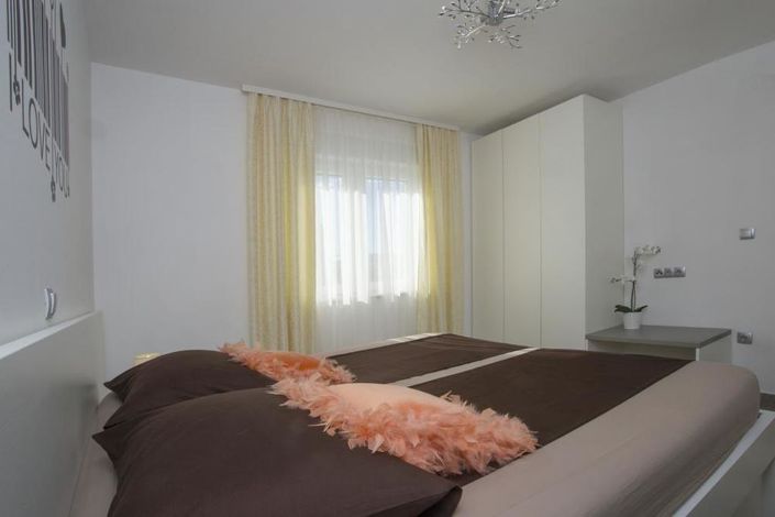 Image No.10-7 Bed Property for sale