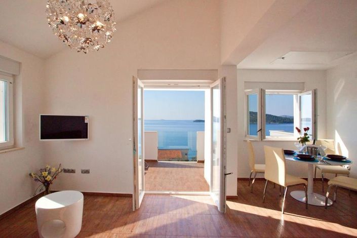 Image No.11-7 Bed Property for sale