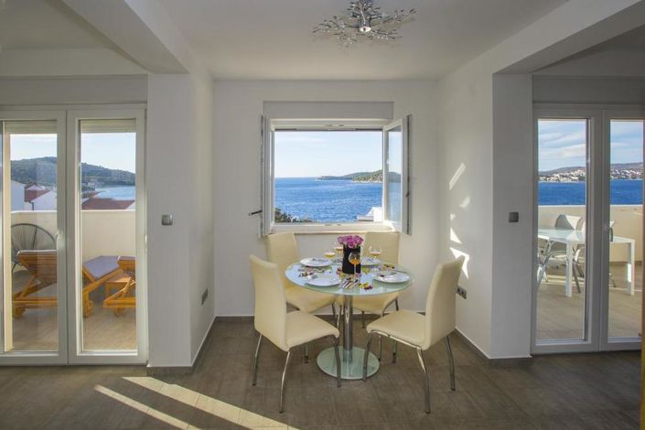Image No.2-7 Bed Property for sale