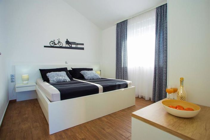 Image No.5-7 Bed Property for sale