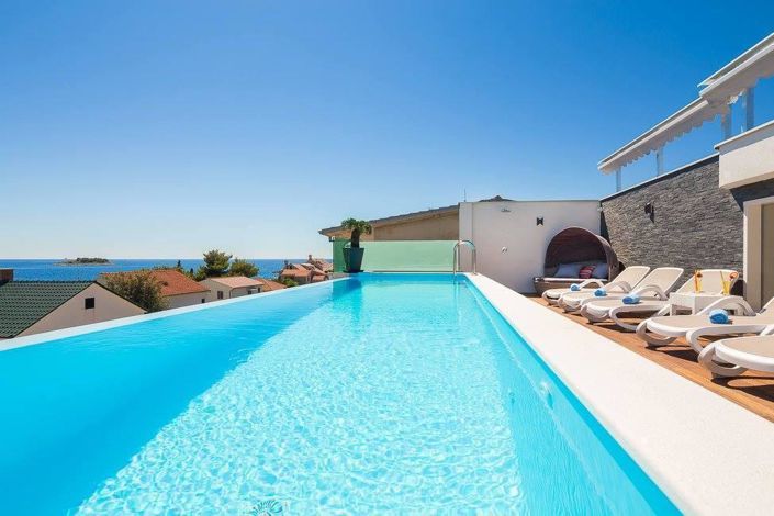 Image No.12-5 Bed Property for sale