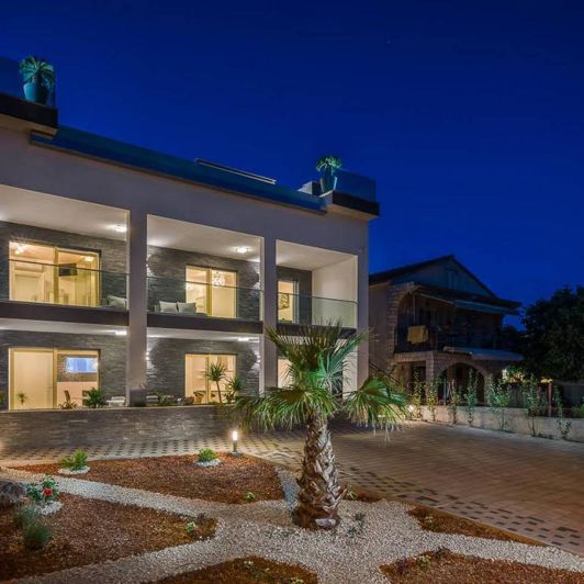 Image No.3-5 Bed Property for sale