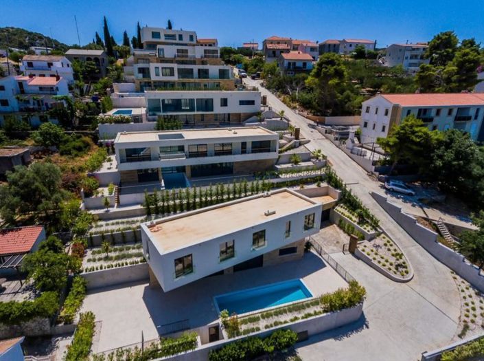 Image No.20-4 Bed Property for sale