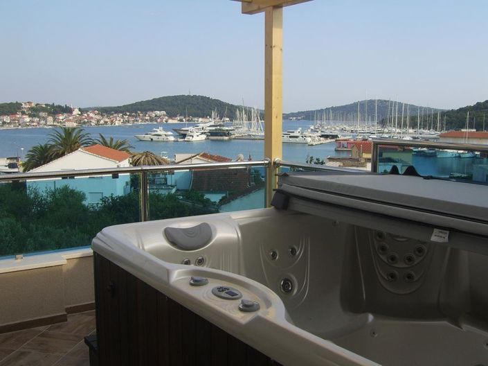 Image No.3-8 Bed Property for sale