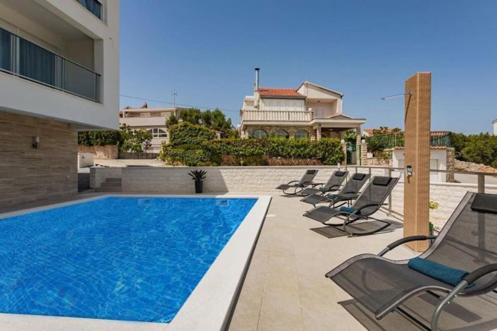 Image No.12-4 Bed Property for sale