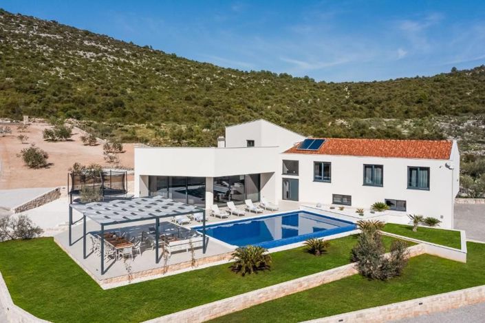 Image No.8-5 Bed Property for sale