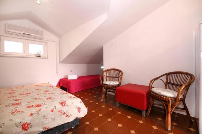 Image No.20-9 Bed Property for sale