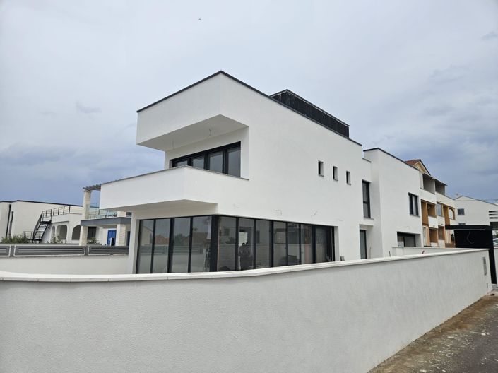 Image No.2-4 Bed Property for sale