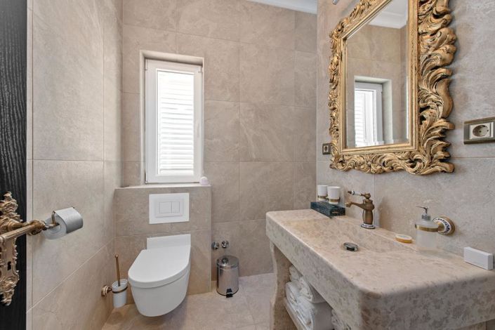 Image No.15-5 Bed Property for sale
