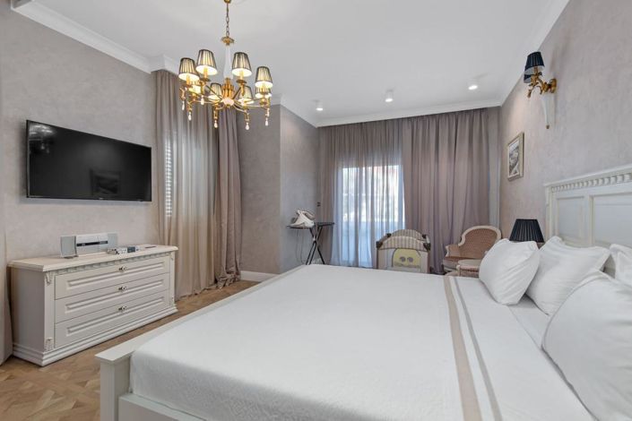 Image No.20-5 Bed Property for sale