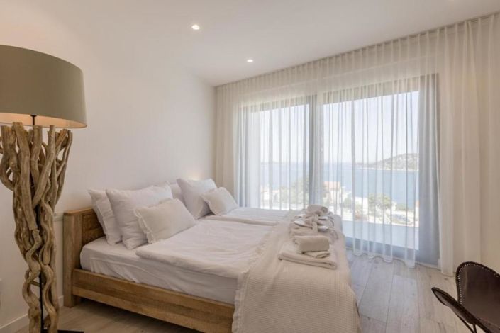 Image No.17-3 Bed Property for sale
