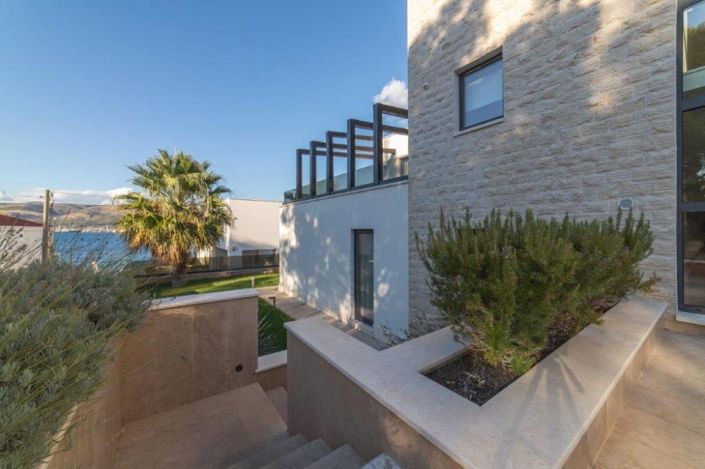 Image No.17-6 Bed Property for sale