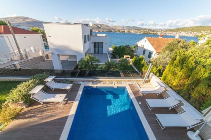 Image No.18-6 Bed Property for sale