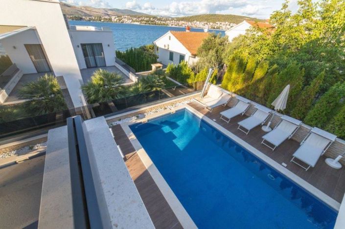 Image No.2-6 Bed Property for sale