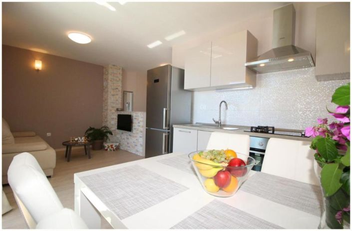 Image No.9-8 Bed Property for sale