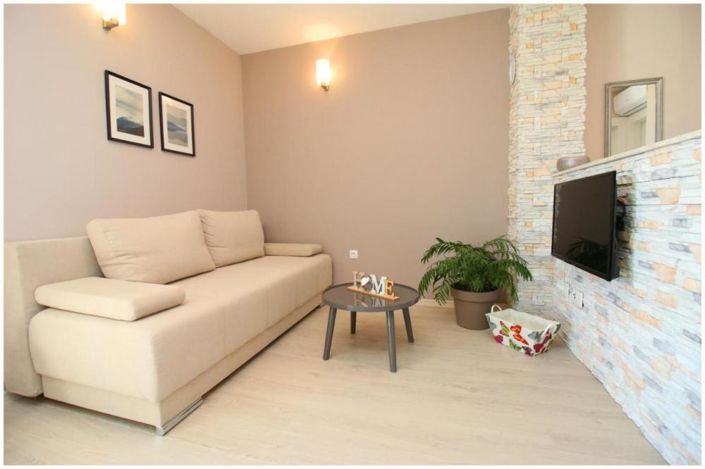 Image No.12-8 Bed Property for sale