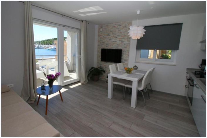 Image No.20-8 Bed Property for sale