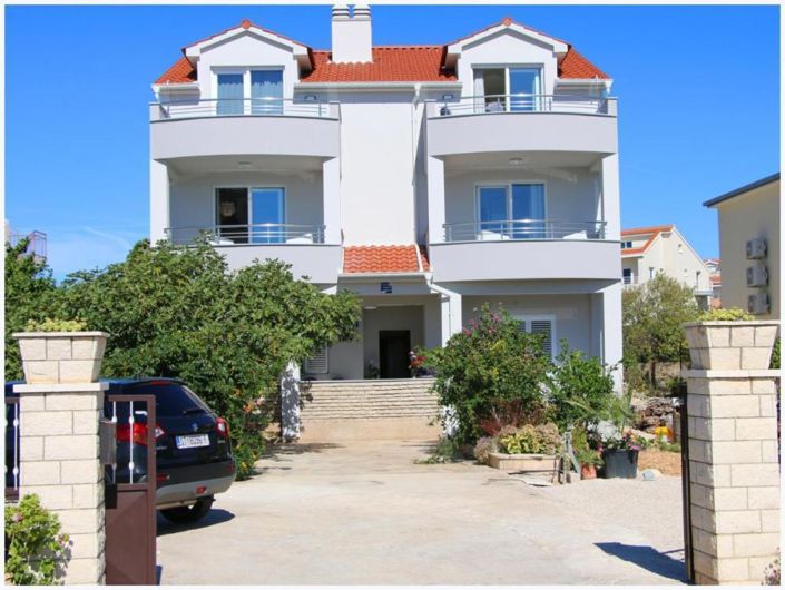 Image No.6-8 Bed Property for sale