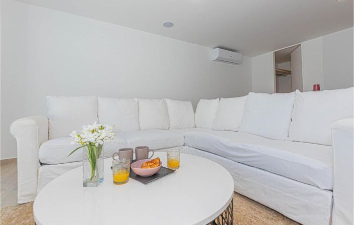 Image No.16-11 Bed Property for sale