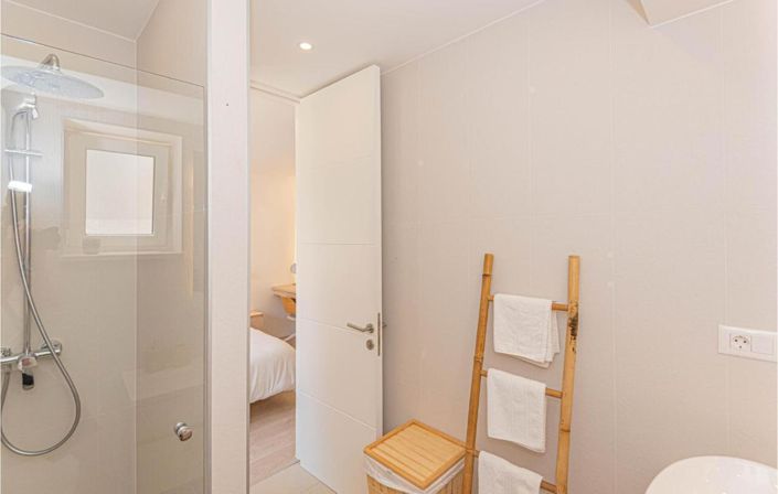 Image No.22-11 Bed Property for sale