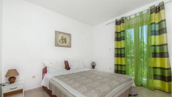Image No.19-6 Bed Property for sale