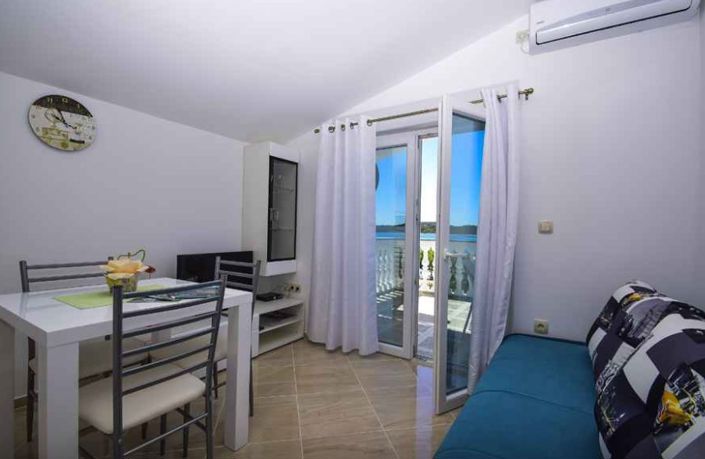 Image No.10-7 Bed Property for sale