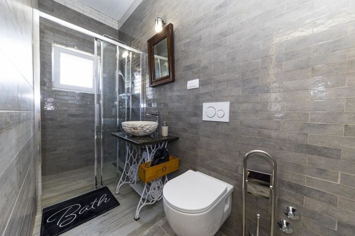 Image No.24-5 Bed Property for sale