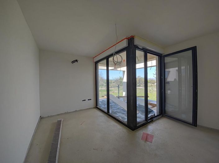 Image No.13-6 Bed Property for sale