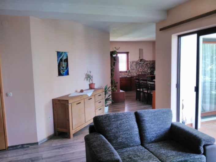 Image No.10-9 Bed Property for sale