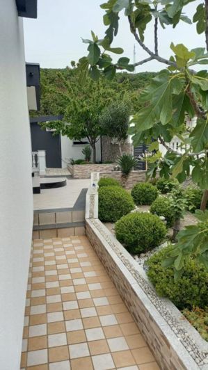 Image No.12-5 Bed Property for sale