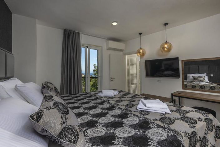 Image No.10-6 Bed Property for sale