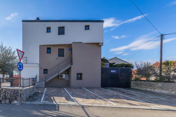 Image No.16-6 Bed Property for sale