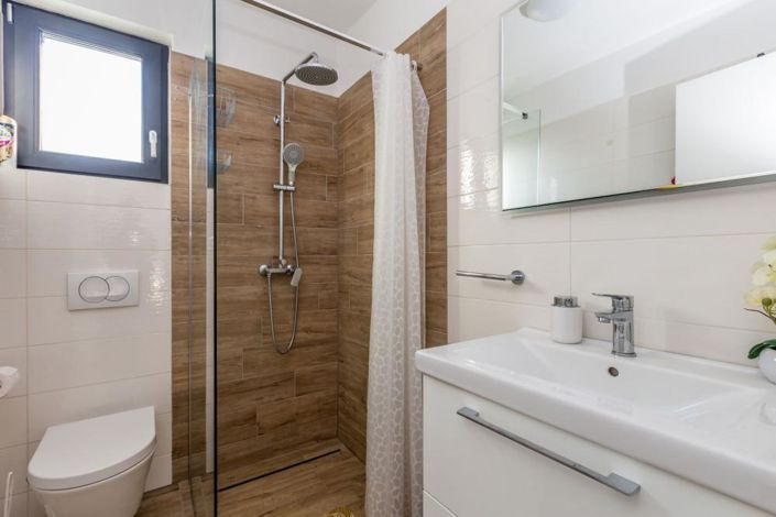 Image No.8-6 Bed Property for sale