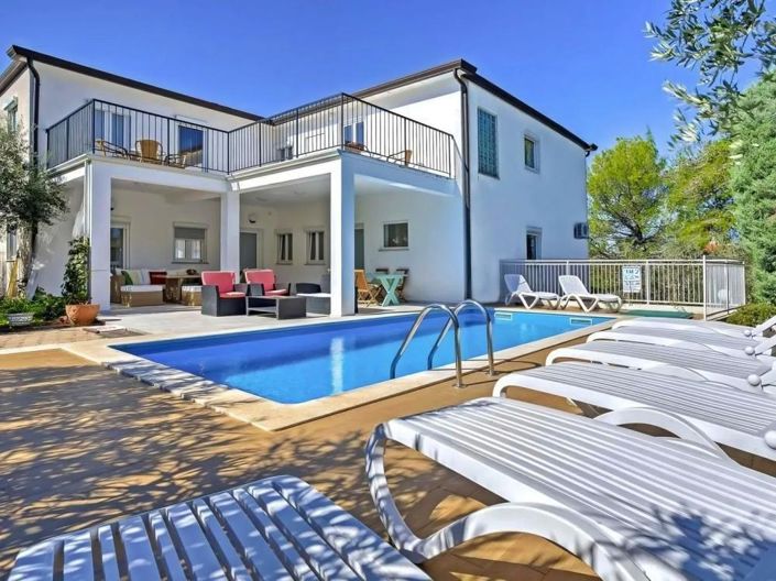 Image No.3-8 Bed Property for sale