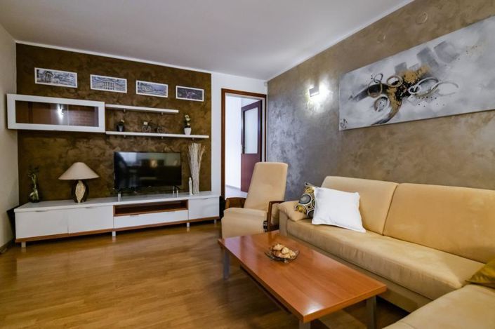 Image No.12-5 Bed Property for sale