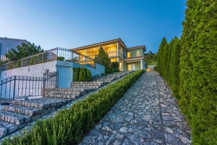 Image No.19-5 Bed Property for sale