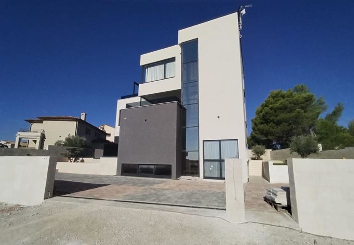 Image No.2-4 Bed Property for sale