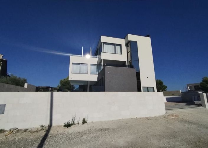 Image No.3-4 Bed Property for sale