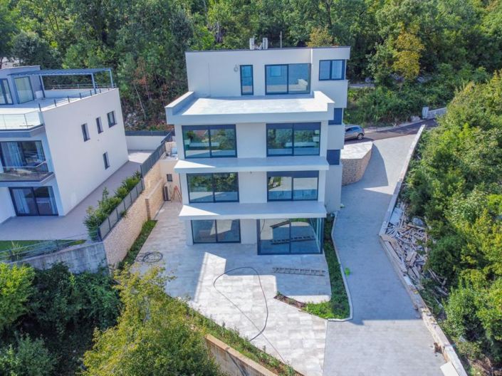Image No.4-4 Bed Property for sale